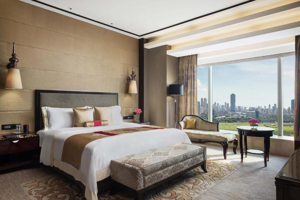 Postel nebo postele na pokoji v ubytování The St. Regis Mumbai