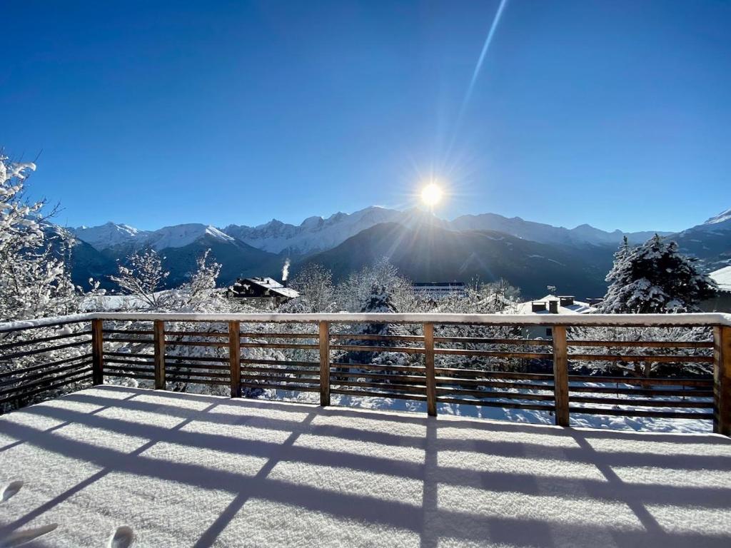 - un balcon enneigé bien exposé dans les montagnes dans l'établissement Symphonie des Cimes - rénové entièrement 2024, à Passy