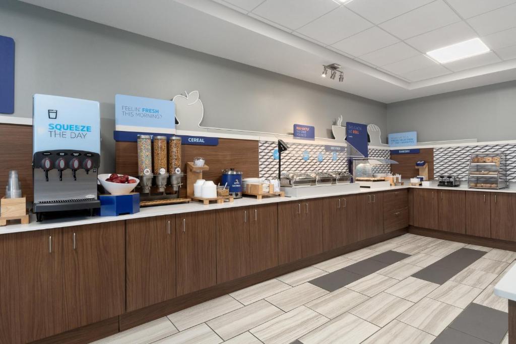 Holiday Inn Express Hotel & Suites Saginaw by IHG photo