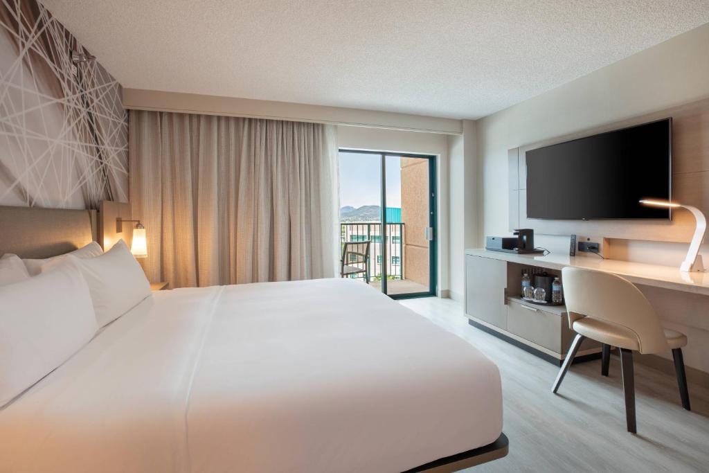 Postel nebo postele na pokoji v ubytování Tucson Marriott University Park