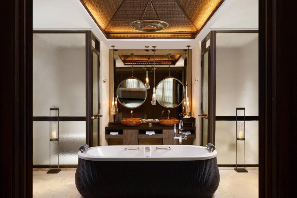 Koupelna v ubytování Mandapa, a Ritz-Carlton Reserve