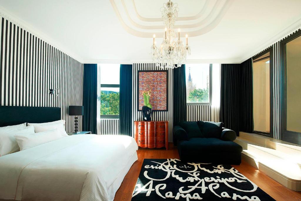 Postel nebo postele na pokoji v ubytování The Westin Valencia