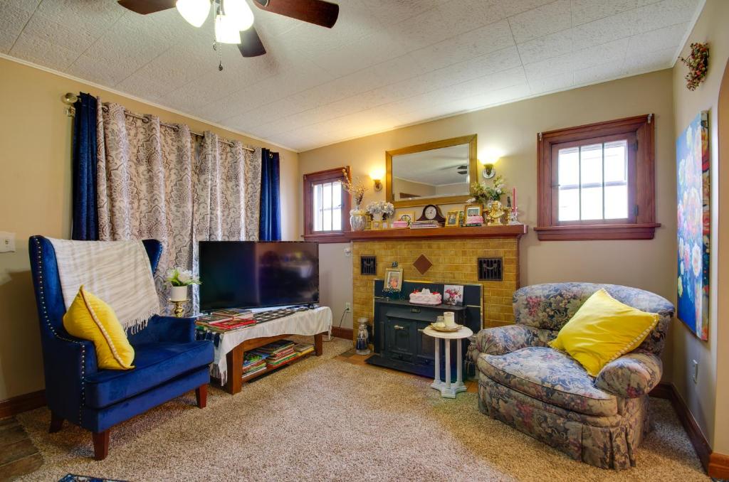 un soggiorno con divano, sedia e TV di Walk to Civic Center! Lovely Lebanon Home a Lebanon