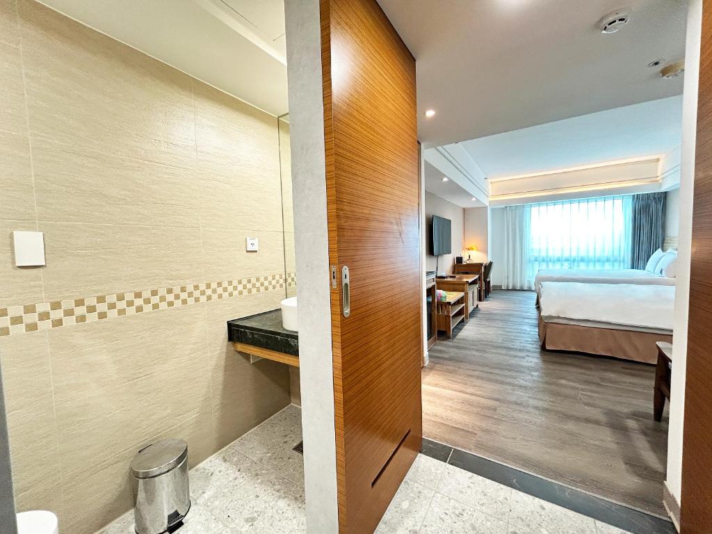 Postel nebo postele na pokoji v ubytování Azure Hotel