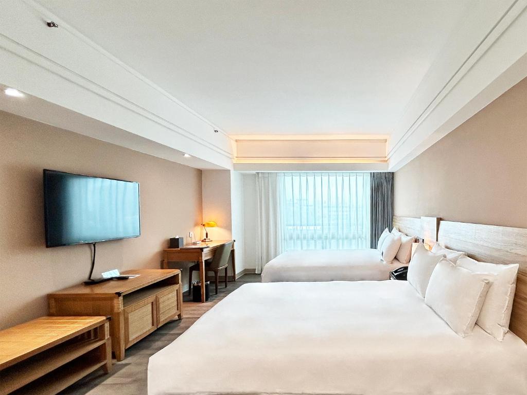 Postel nebo postele na pokoji v ubytování Azure Hotel