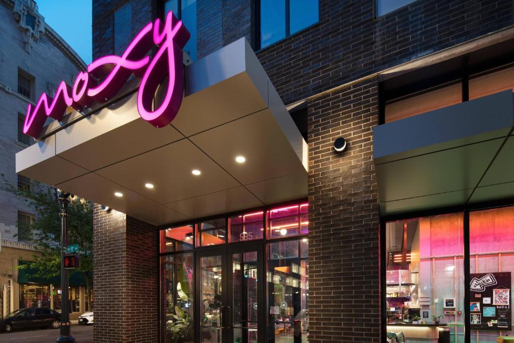 un front de magasin avec un signe néon sur celui-ci dans l'établissement Moxy Portland Downtown, à Portland