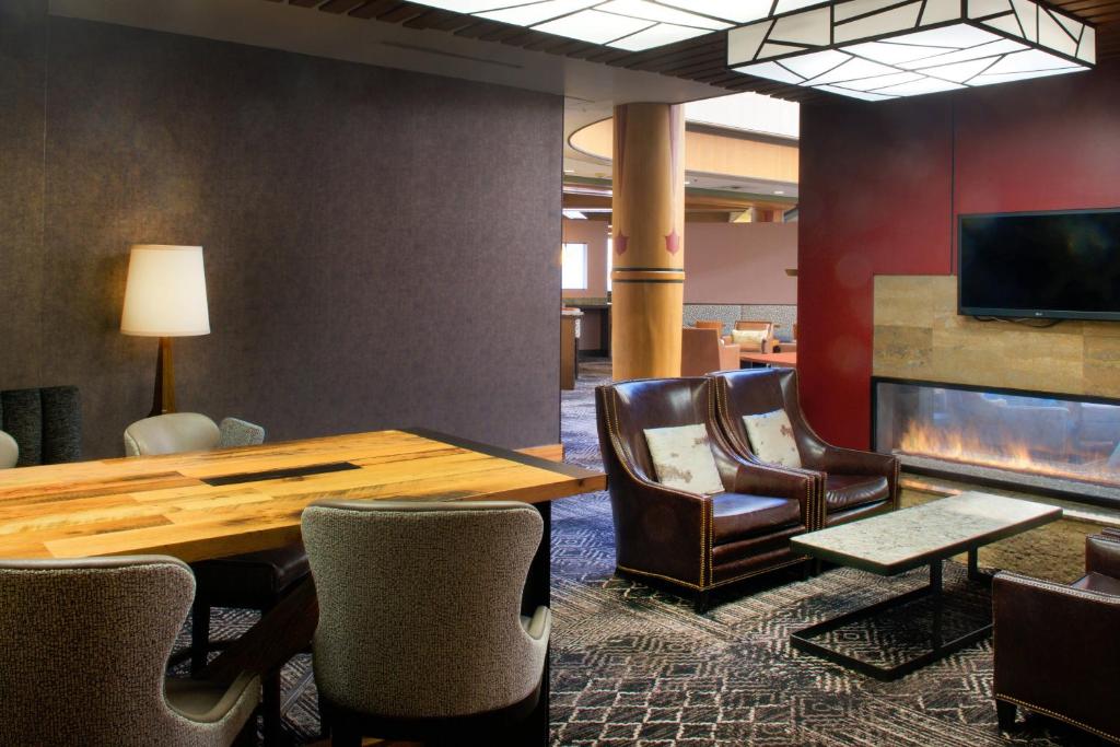 TV a/nebo společenská místnost v ubytování Sheraton Anchorage Hotel