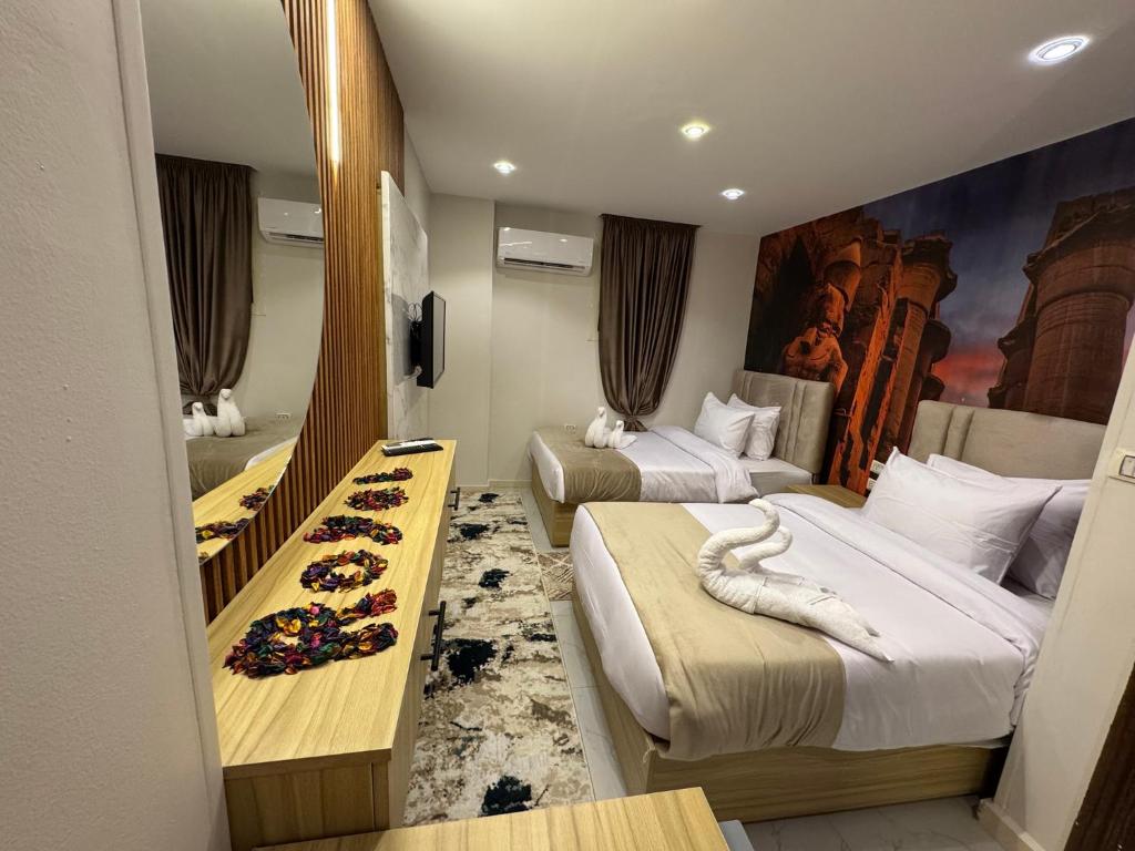 Postel nebo postele na pokoji v ubytování Royal Golden Pyramids Inn