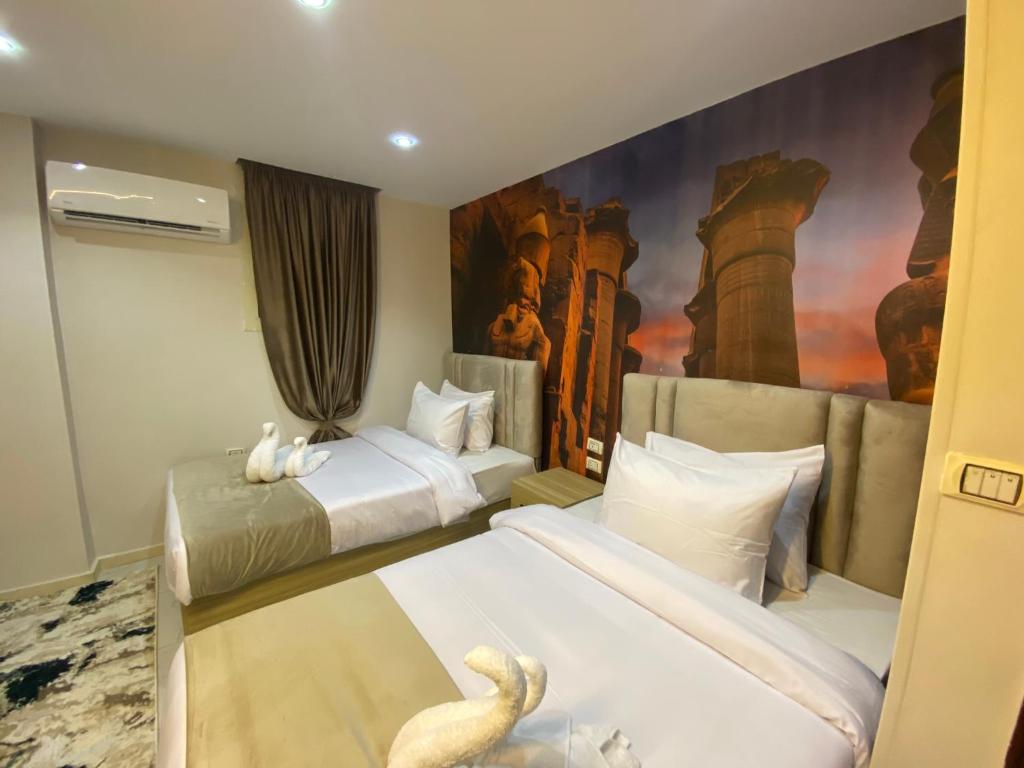 Postel nebo postele na pokoji v ubytování Royal Golden Pyramids Inn