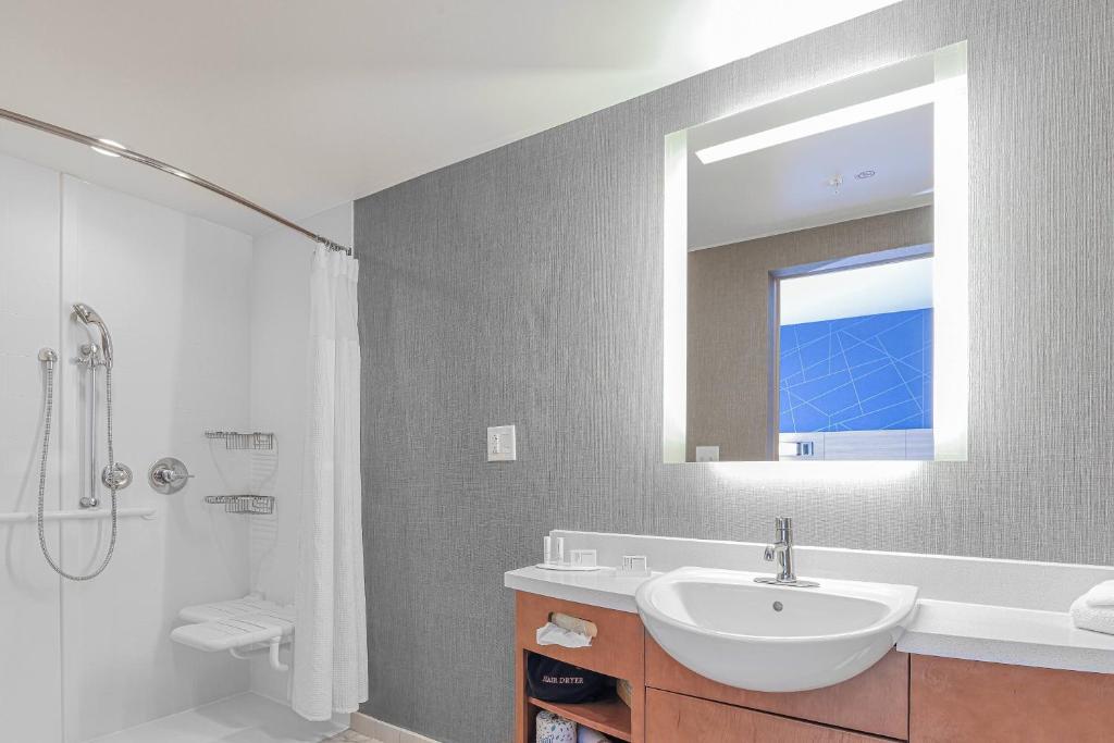 Ένα μπάνιο στο SpringHill Suites by Marriott Fishkill