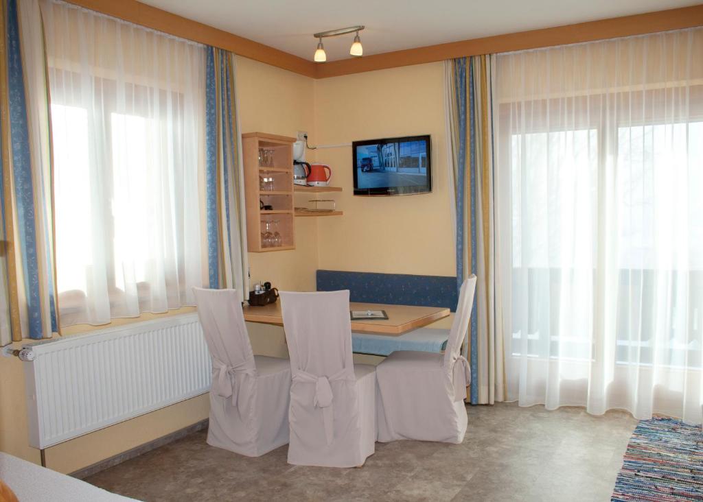 Televízia a/alebo spoločenská miestnosť v ubytovaní Appartement Schaubensteiner