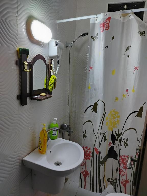 Koupelna v ubytování الشقة العائلية الحديثة familial new flat
