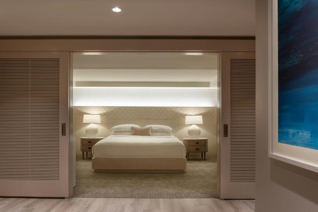 Postel nebo postele na pokoji v ubytování Sheraton Waikiki Beach Resort
