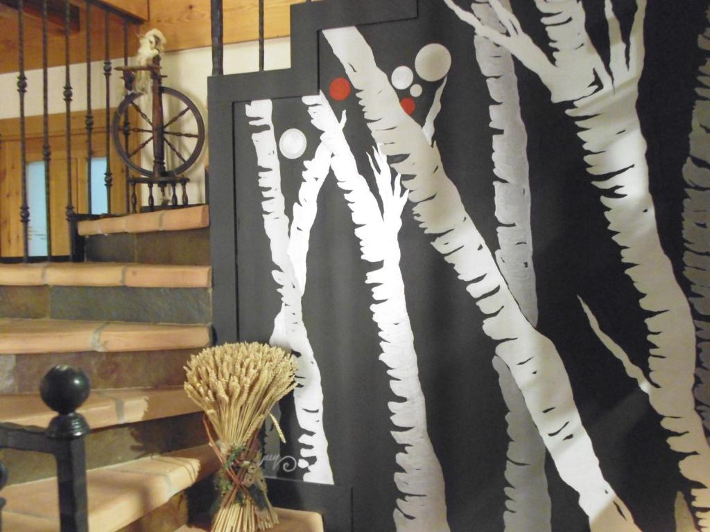 eine Wand mit einem Baumbild neben einer Treppe in der Unterkunft Agroturismo Urrutia in Osma