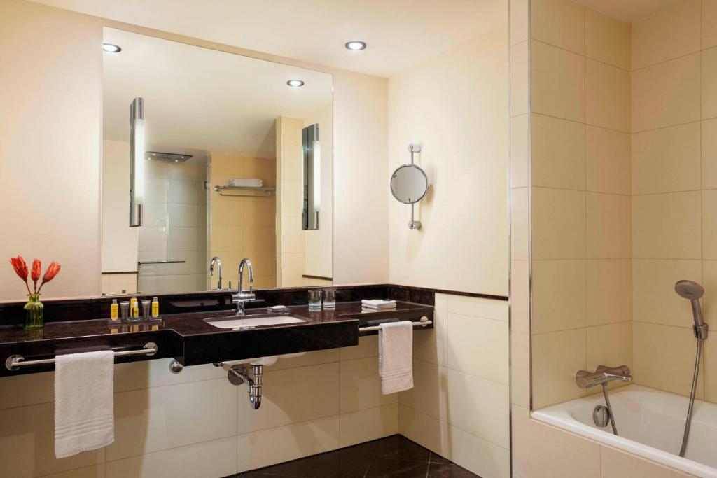 Koupelna v ubytování Berlin Marriott Hotel