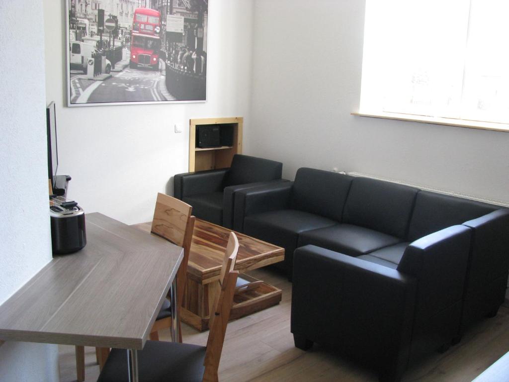 ein Wohnzimmer mit einem Sofa und einem Tisch in der Unterkunft Ferienunterkünfte Boßmann in Steinhude