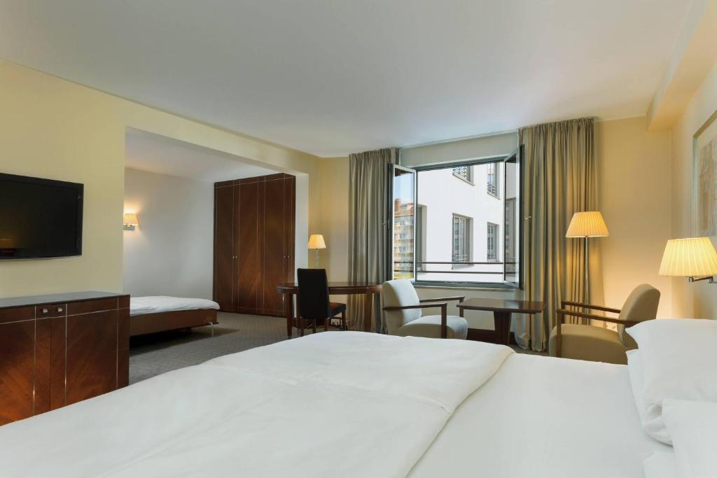 Postel nebo postele na pokoji v ubytování Sheraton Carlton Nuernberg