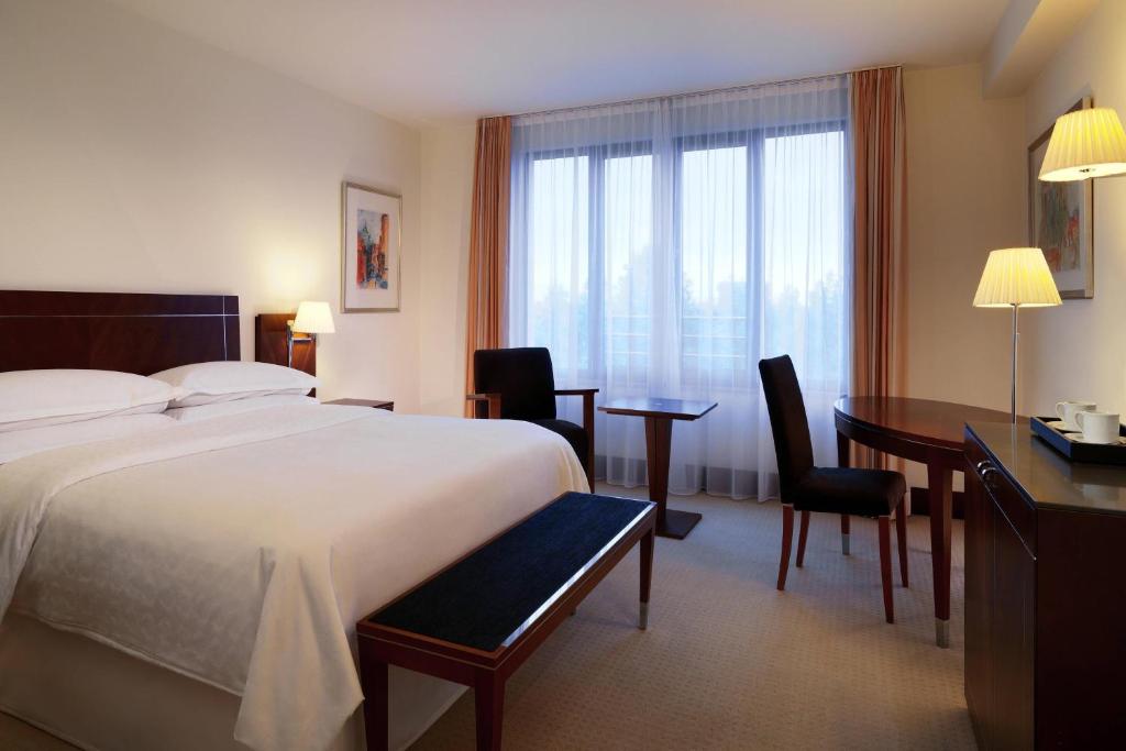 Postel nebo postele na pokoji v ubytování Sheraton Carlton Nuernberg