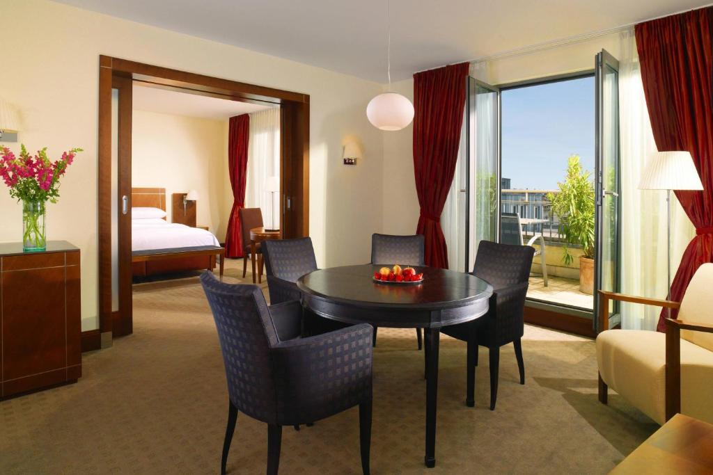 Postel nebo postele na pokoji v ubytování Sheraton Carlton Nuernberg