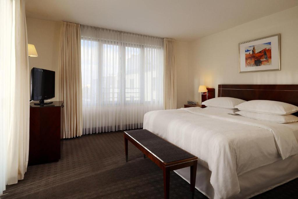 Postel nebo postele na pokoji v ubytování Sheraton Carlton Nuernberg