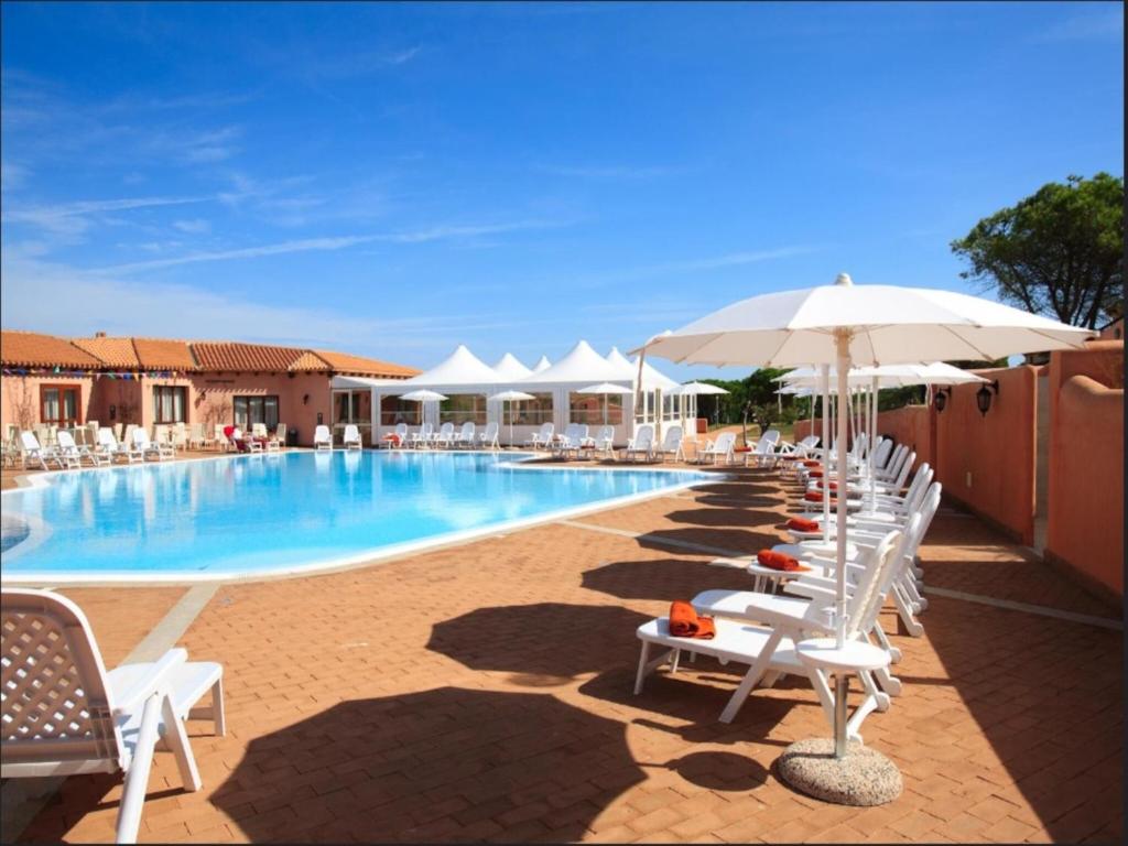 Bazén v ubytování Apartments with shared pool Vignola Mare Aglientu nebo v jeho okolí