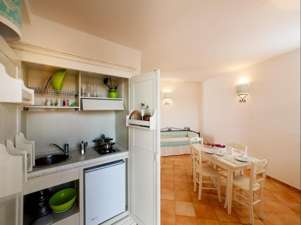 Kuchyň nebo kuchyňský kout v ubytování Apartments with shared pool Vignola Mare Aglientu