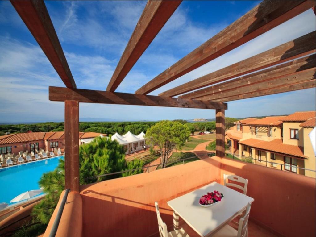 Bazén v ubytování Apartments with shared pool Vignola Mare Aglientu nebo v jeho okolí