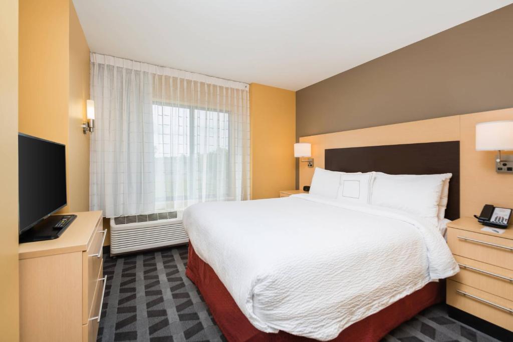 TownePlace Suites by Marriott New Hartford - Two-Bedroom Suite