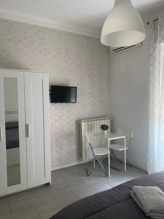 Televízia a/alebo spoločenská miestnosť v ubytovaní B&B LE COCCINELLE