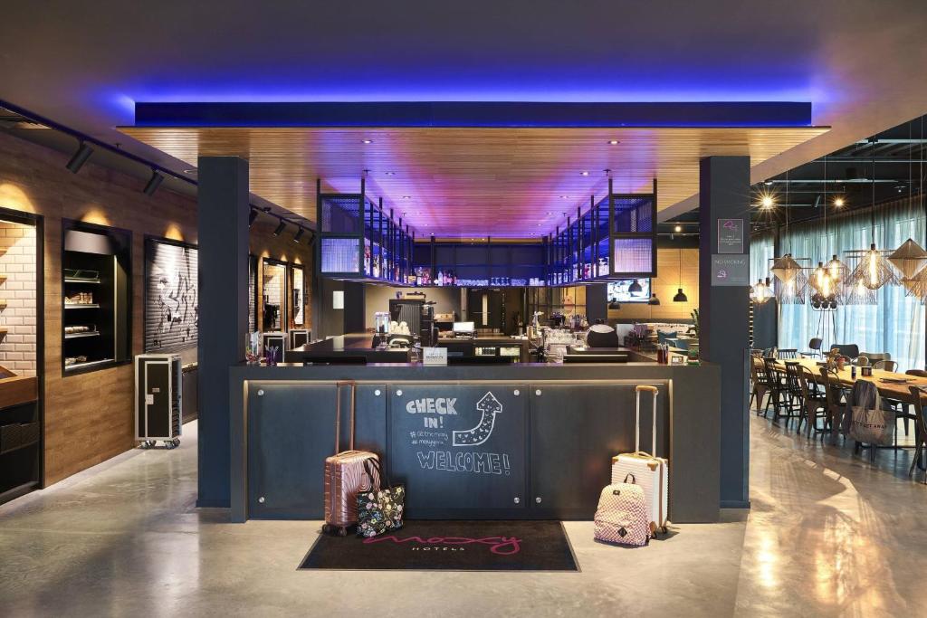 ヨークにあるMoxy Yorkの部屋の中央にバーがあるレストラン