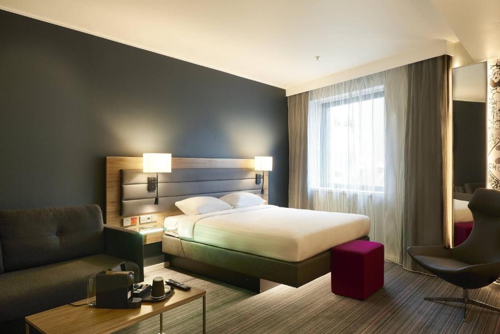 Moxy York - 