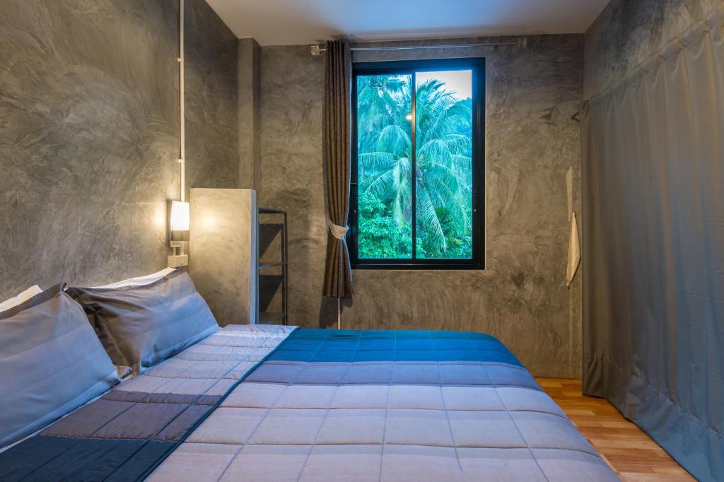 Postel nebo postele na pokoji v ubytování Aonang Lodge - SHA