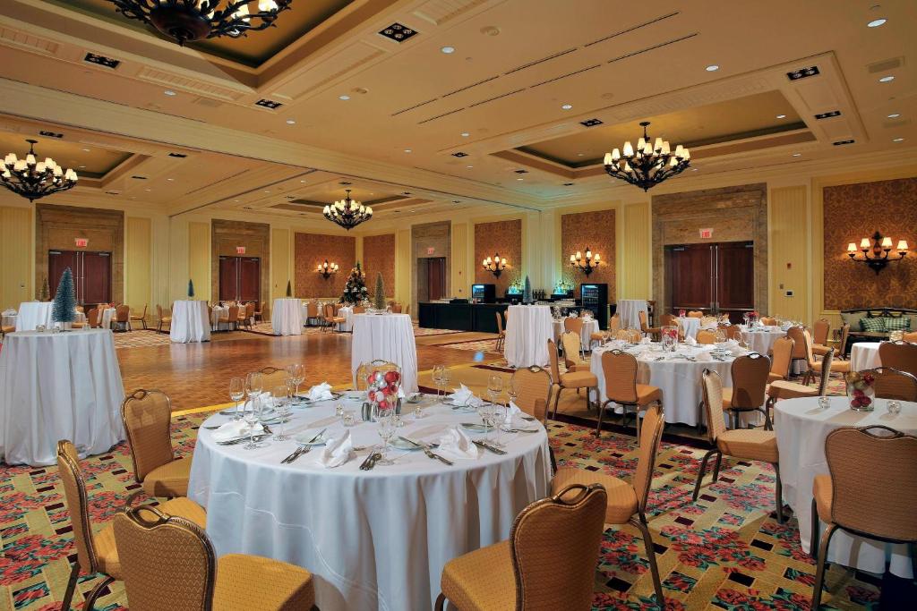 Restaurace v ubytování JW Marriott The Rosseau Muskoka Resort & Spa