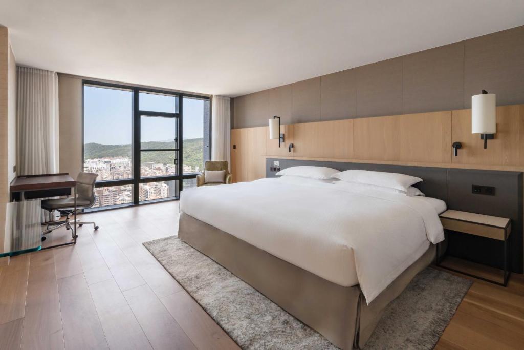 Postel nebo postele na pokoji v ubytování Taipei Marriott Hotel