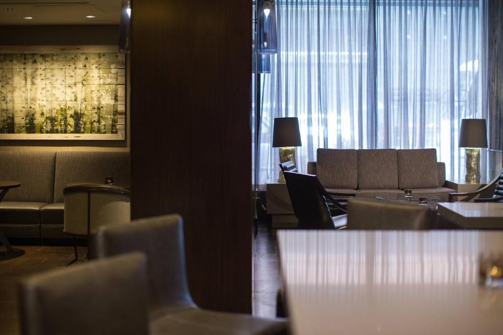 Posezení v ubytování Calgary Marriott Downtown Hotel