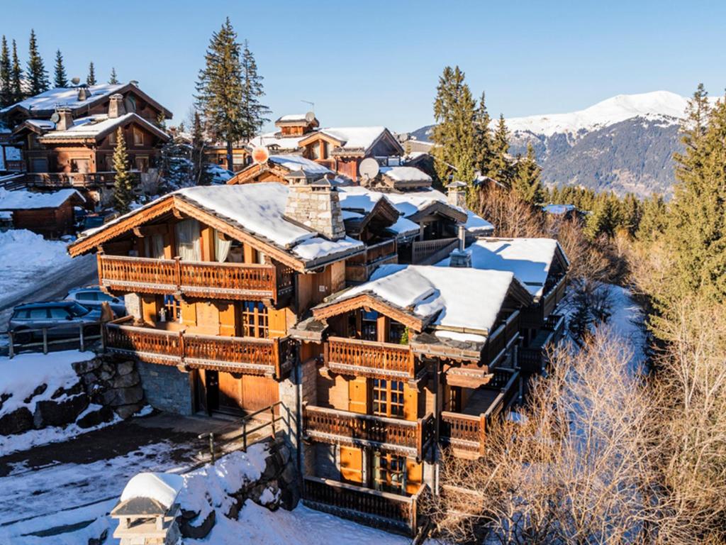 una vista aérea de una casa cubierta de nieve en Chalet exquis à Courchevel 1850, près des pistes, jusqu'à 10 personnes - FR-1-772-5, en Courchevel
