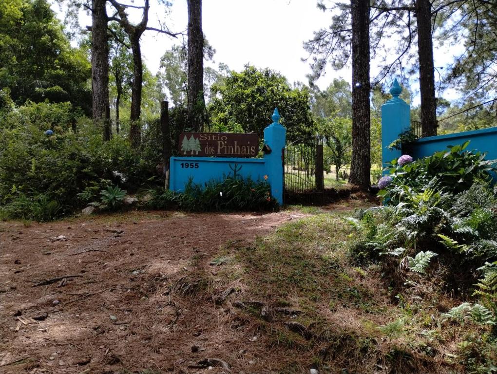un cartello blu in un cortile con alberi di Sitio dos pinhais a Pelotas