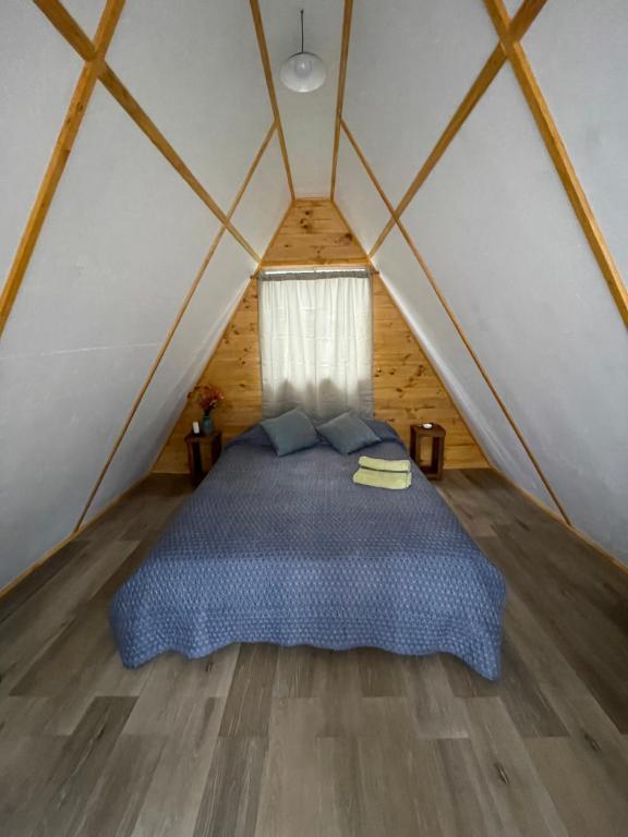 Postel nebo postele na pokoji v ubytování Glamping Eluney Bucalemu