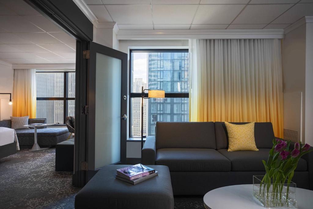 Uma área de estar em Renaissance New York Times Square by Marriott