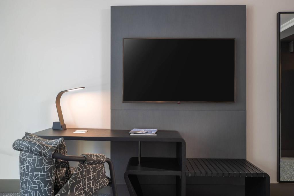 Uma televisão e/ou sistema de entretenimento em Renaissance New York Times Square by Marriott
