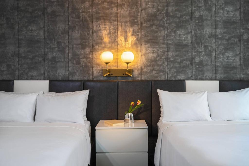 Uma cama ou camas num quarto em Renaissance New York Times Square by Marriott