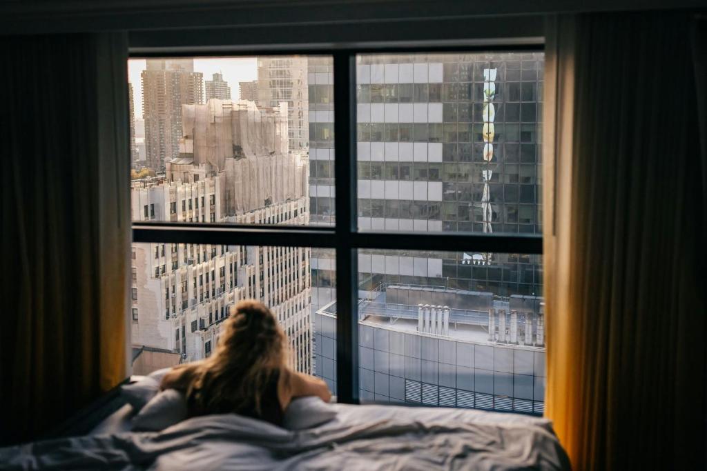 Uma cama ou camas num quarto em Renaissance New York Times Square by Marriott