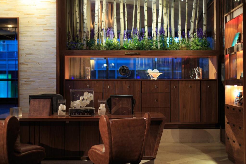 Uma área de estar em Renaissance New York Times Square by Marriott