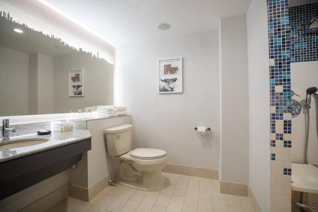 Uma casa de banho em Renaissance New York Times Square by Marriott