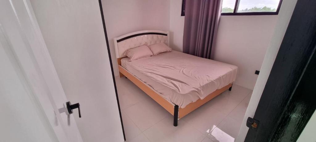 Postel nebo postele na pokoji v ubytování Shanis Luxurious Home