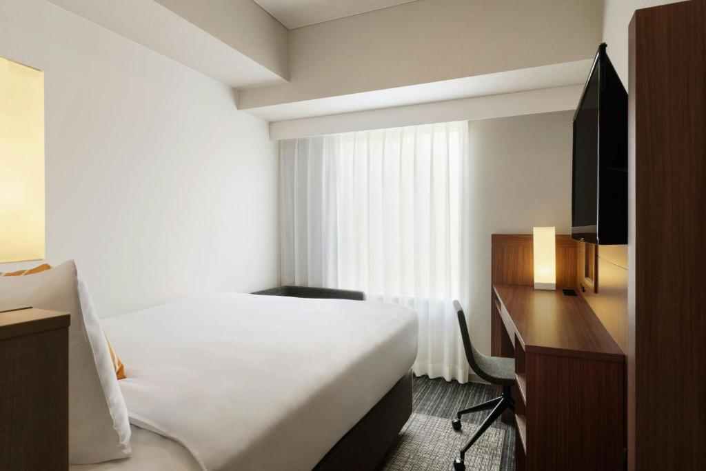Postel nebo postele na pokoji v ubytování Four Points Flex by Sheraton Kyoto Oike