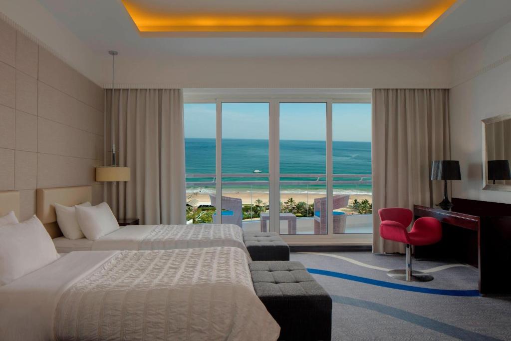 Postel nebo postele na pokoji v ubytování Le Meridien Al Aqah Beach Resort
