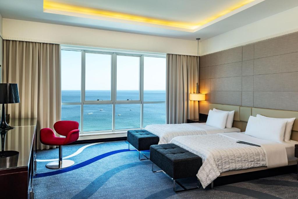 Postel nebo postele na pokoji v ubytování Le Meridien Al Aqah Beach Resort
