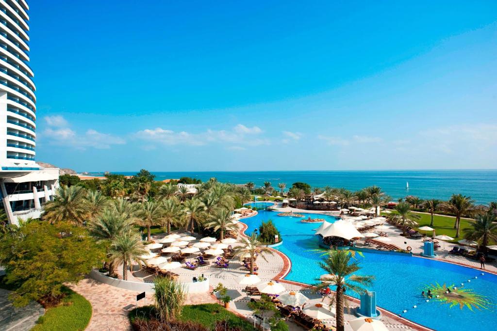 Bazén v ubytování Le Meridien Al Aqah Beach Resort nebo v jeho okolí