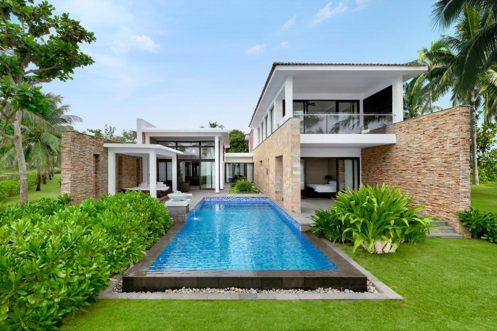 Three-Bedroom Villa with Balcony and Ocean View, Private Pool